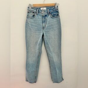 ABERCROMBIE 90s Straight Ultra High Rise Curve Love Size 27‎ Light Wash Blue